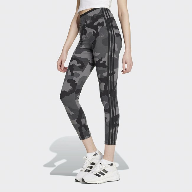 Legging Essentials 3 stripes motivo camuflaje, tobillero negro <span itemprop=