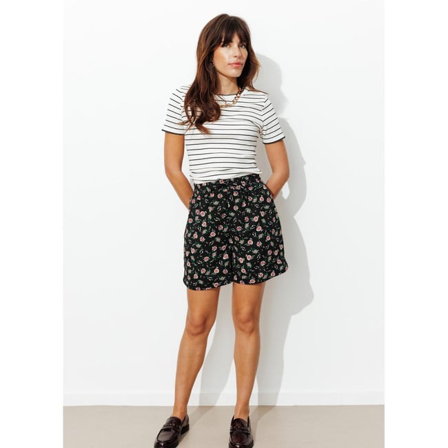 Short à fleurs imprimé noir <span itemprop=