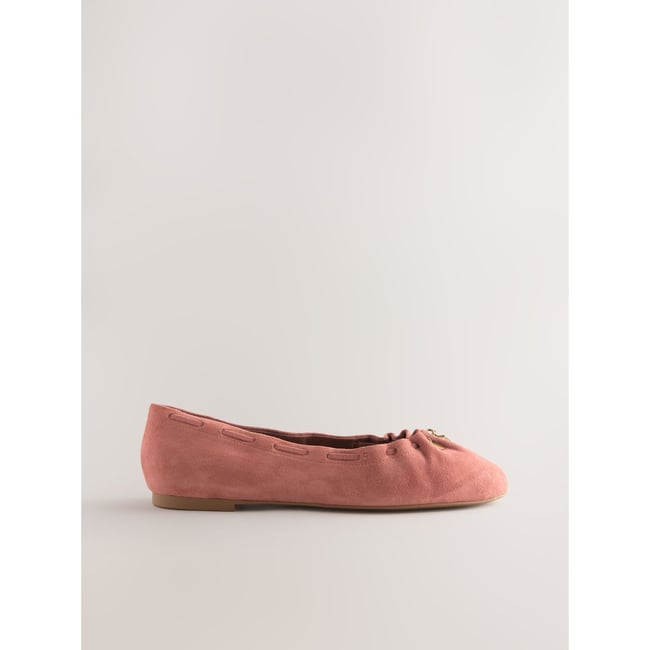 Ballerines en cuir à breloque froncée terre cuite <span itemprop=