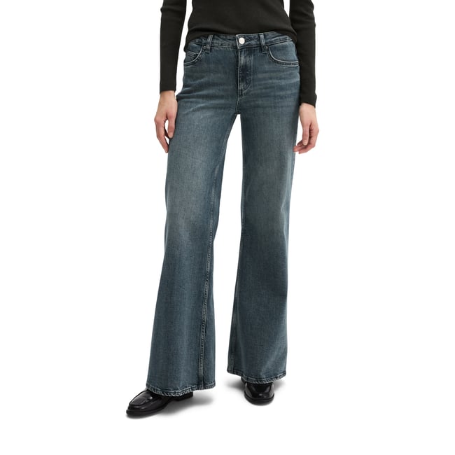 Jeans modèle Fjona évasés en un mélange doux de coton et de lyocell gris <span itemprop=