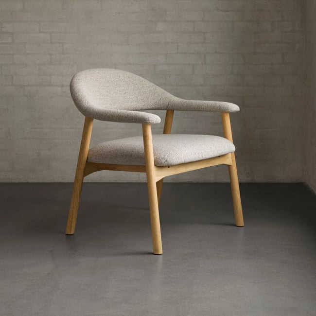 Fauteuil avec accoudoirs en chêne et tissu bouclette beige - ELYA Couleur beige <span itemprop=