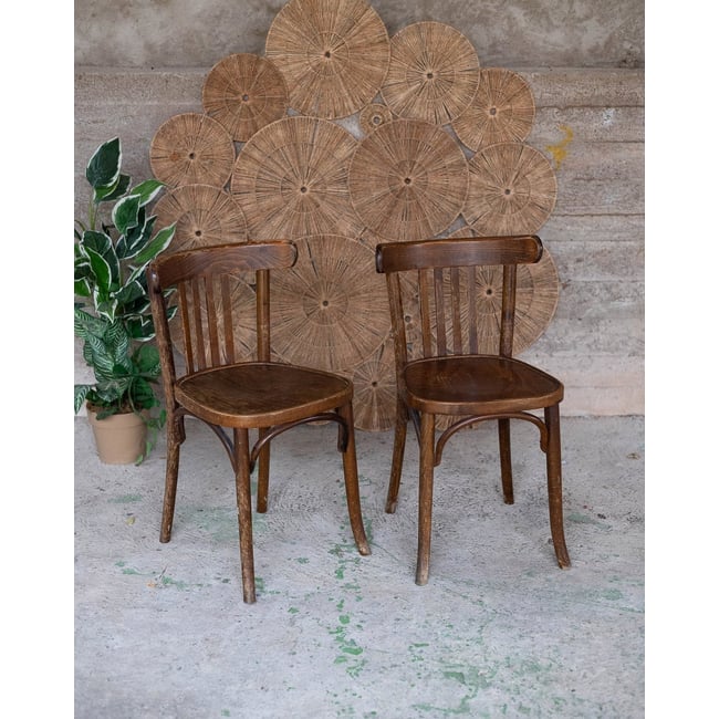 Paire de chaises bistrot Alma N°2043 - Bon état Couleur bois foncé <span itemprop=