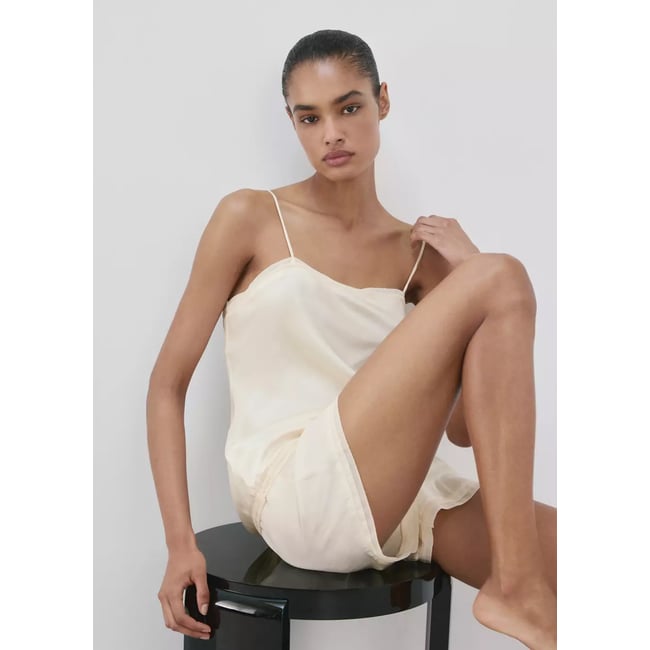 Haut de pyjama satiné à détail en dentelle ivoire <span itemprop=