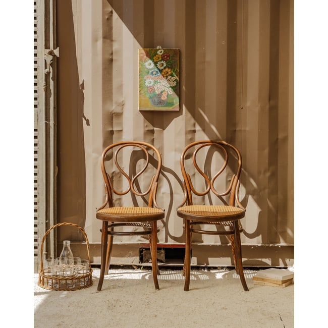 Paire de chaises en bois Claude N°1405 - Bon état Couleur bois foncé <span itemprop=