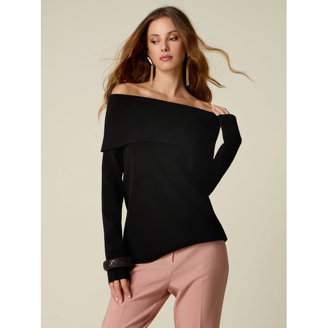 Pull épaules dénudées avec revers noir <span itemprop=
