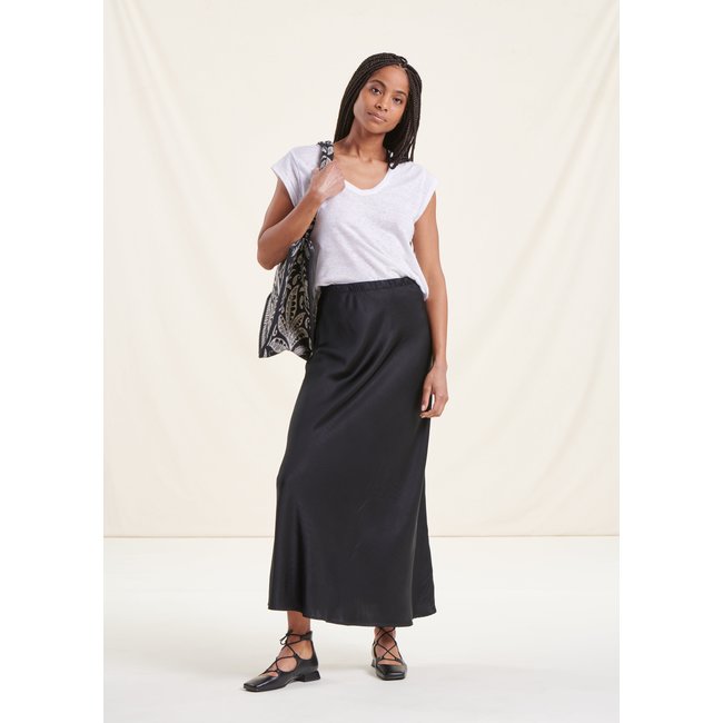 Jupe longue fluide en satin noir <span itemprop=