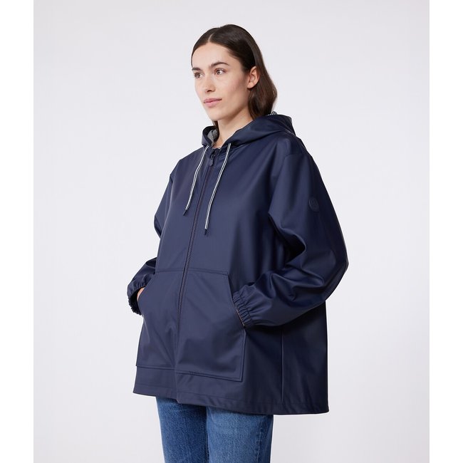 Chubasquero con capucha azul marino <span itemprop=
