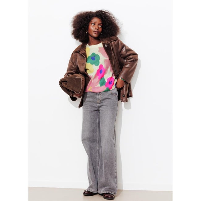 Pull à fleurs beige <span itemprop=