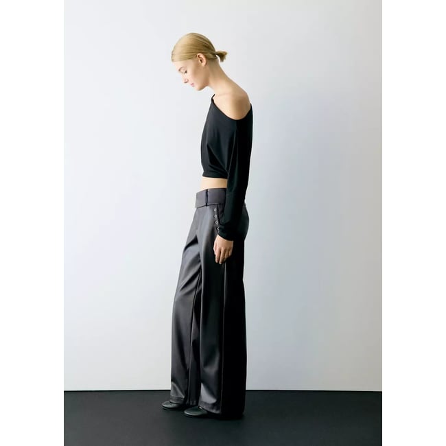 Pantalon effet cuir à œillets noir <span itemprop=