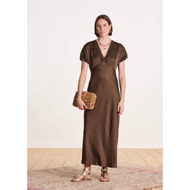 Robe longue cintrée en satin argile <span itemprop=