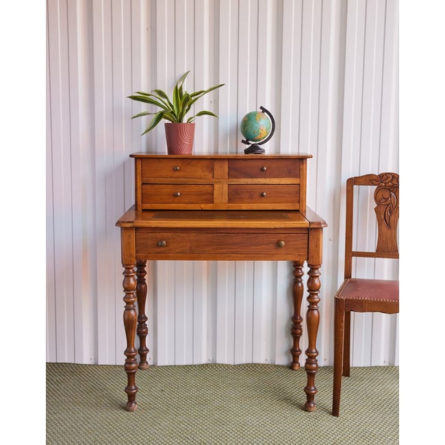 Bureau de dame en bois Edouard N°1040 - Bon état Couleur bois clair <span itemprop=