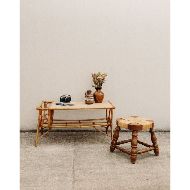 Table basse en rotin aux lignes aériennes Léonie N°1008 - Bon état Couleur bois clair <span itemprop=