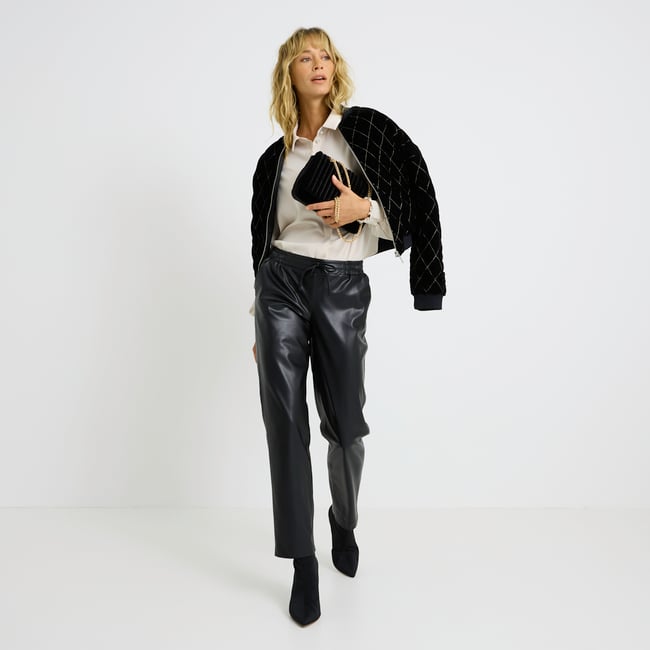 Pantalon en simili noir <span itemprop=