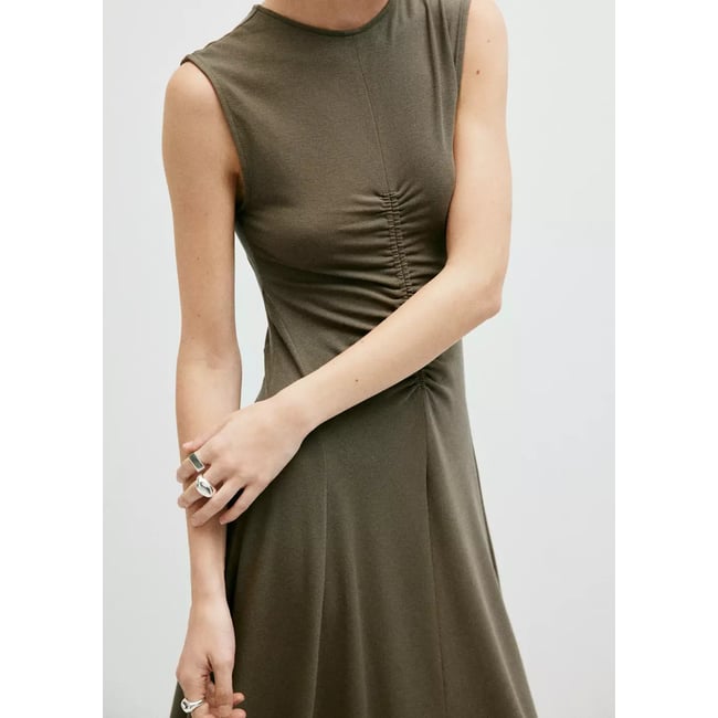 Robe en maille fluide détail froncé kaki <span itemprop=