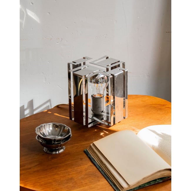 Lampe à poser en inox à la forme géométrique Julia N°1065 - Bon état Couleur métal <span itemprop=