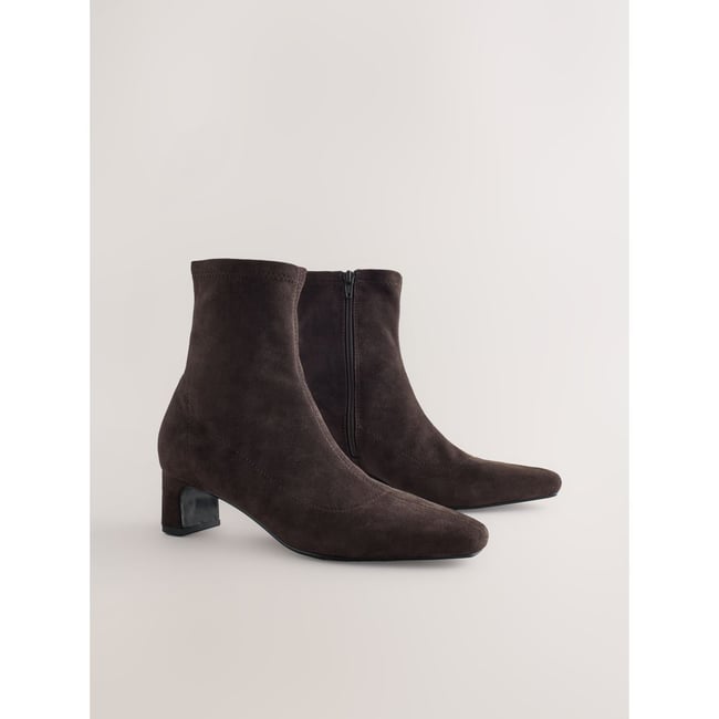 Bottines souples à bout ciselé et talon carré marron chocolat <span itemprop=