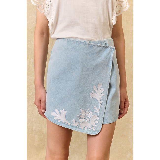 Jupe short en denim brodé, MYRTA denim clair <span itemprop=