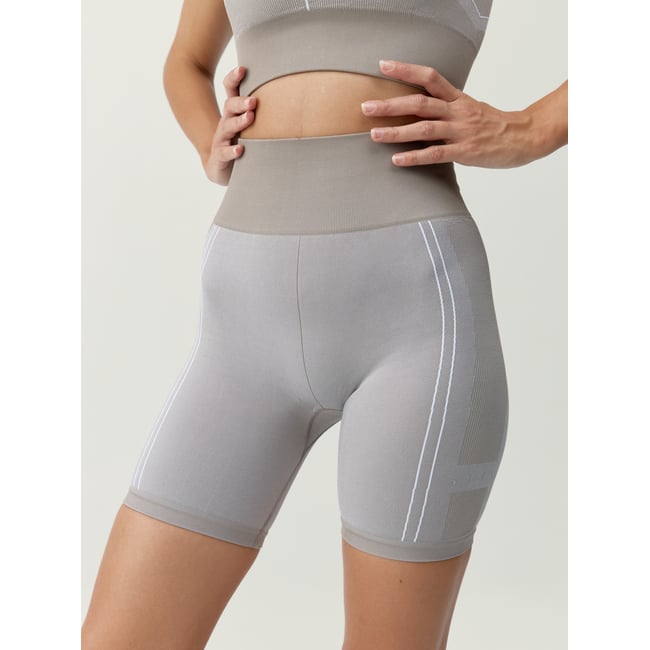 Short de sport femme Cara type cycliste beige/blanc <span itemprop=