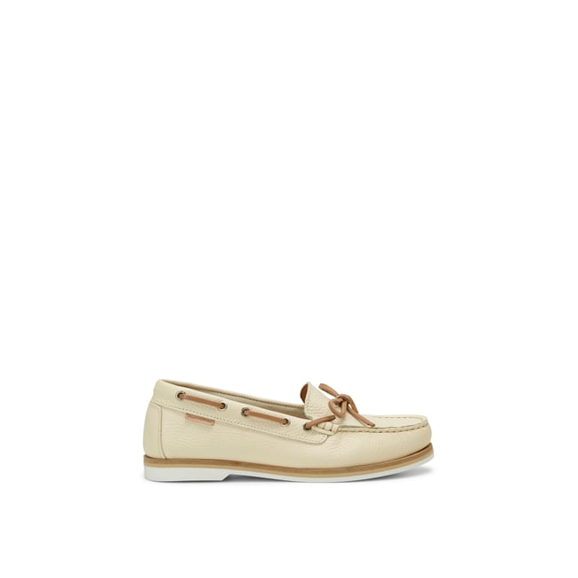 Chaussure bateau en cuir de vache grainé nature <span itemprop=