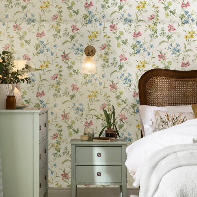 Papier peint fleuri Coquelicots Poppy Meadow Couleur rose, vert, bleu, ocre, blanc cassé <span itemprop=