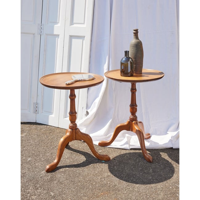 Paire de guéridons en noyer Alfred N°1405 - Bon état Couleur bois foncé <span itemprop=