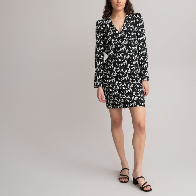 Vestido curto de decote em V, mangas compridas estampado fundo preto <span itemprop=