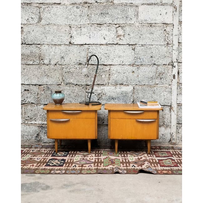 Paire de tables de chevet asymétriques Maïa N°1530 - Bon état Couleur bois clair <span itemprop=