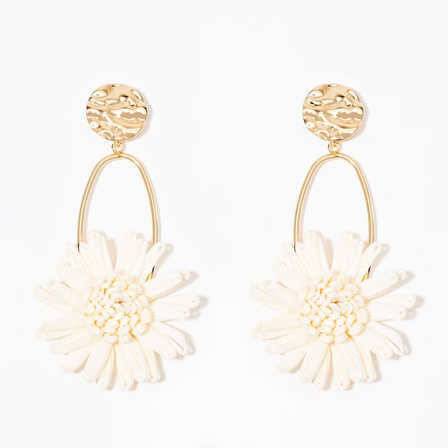 Boucles d'oreilles fleur en raphia ivoire ivoire <span itemprop=