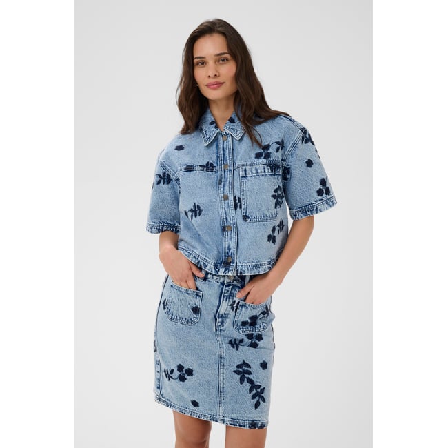Chemise à manche courte bleu blue denim w/nave flower emb. <span itemprop=
