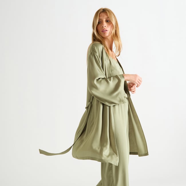 Kimono court col kimono en satin CLÉOME kaki <span itemprop=