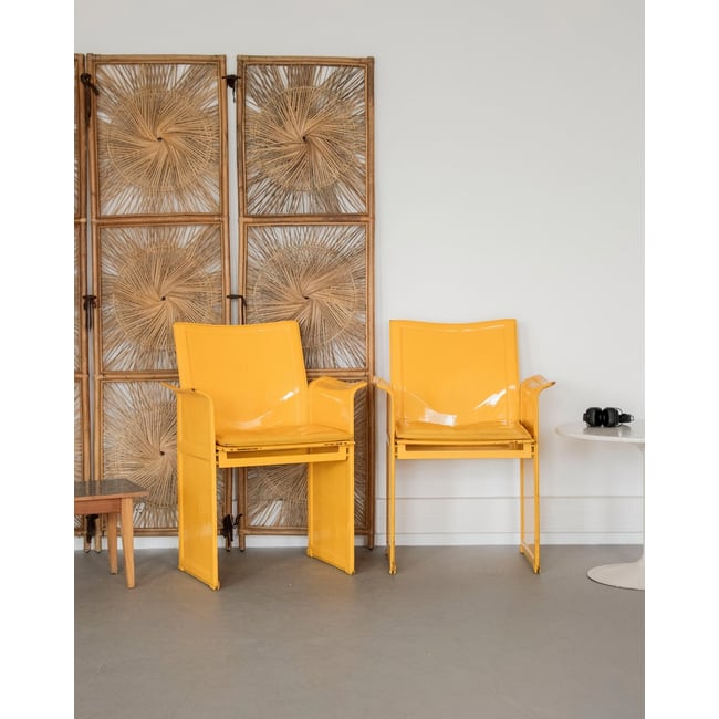 Paire de fauteuils jaunes vernies Jakob N°1267 - Bon état Couleur jaune <span itemprop=