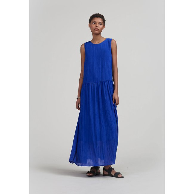 Vestido midi plissado, de cavas azul safira <span itemprop=