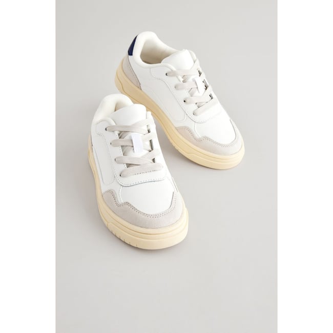Baskets à lacets blanc <span itemprop=