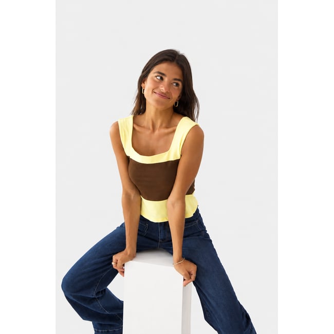 Débardeur color block MILA marron / jaune <span itemprop=