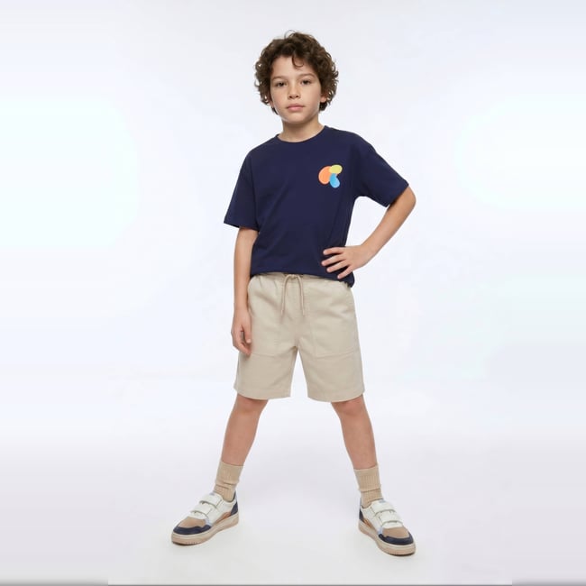 Short surteint uni en coton rocher <span itemprop=