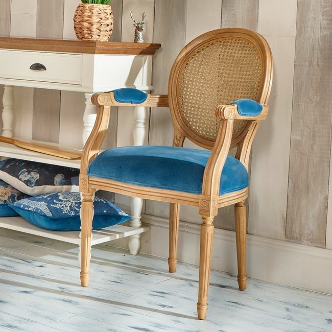 Fauteuil de table en hévéa, cannage et velours MEDAILLON Couleur bleu orage <span itemprop=