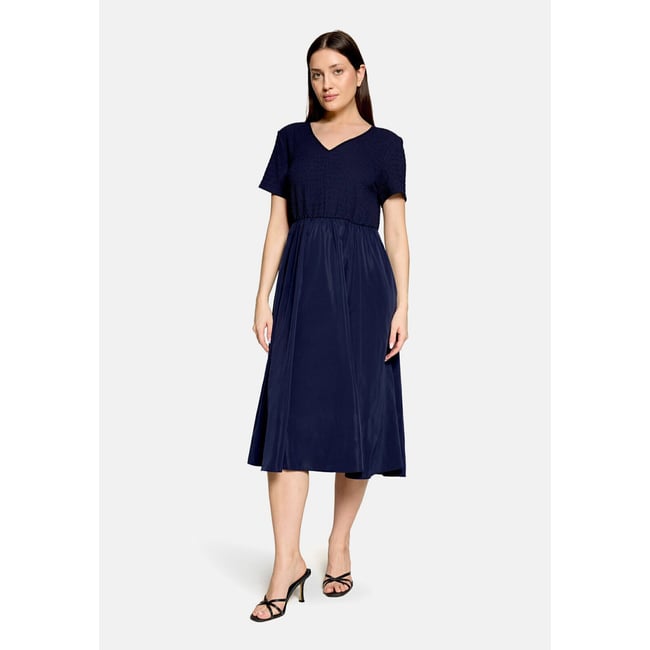Robe longueur midi à poches extérieures maritime blue <span itemprop=