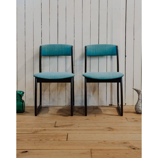 Paire de chaises en bois et tissu Alma N°1693 - Bon état Couleur bleu clair <span itemprop=