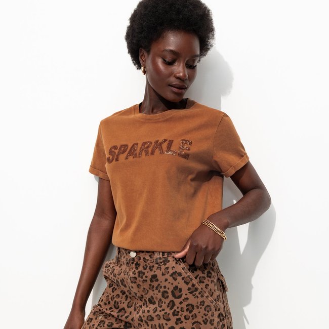 T-shirt à message brodé imprimé marron <span itemprop=