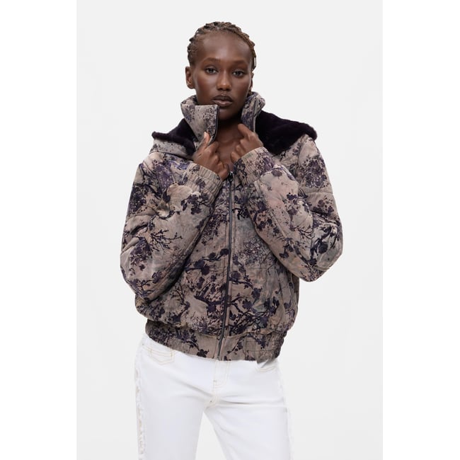 Manteau matelassé court floqué noir <span itemprop=