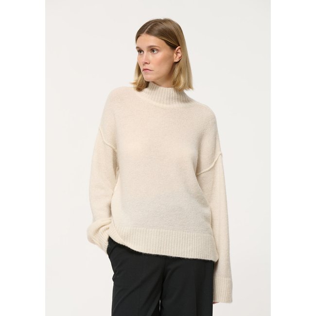 Pull oversize col montant en laine et mohair blanc cassé <span itemprop=
