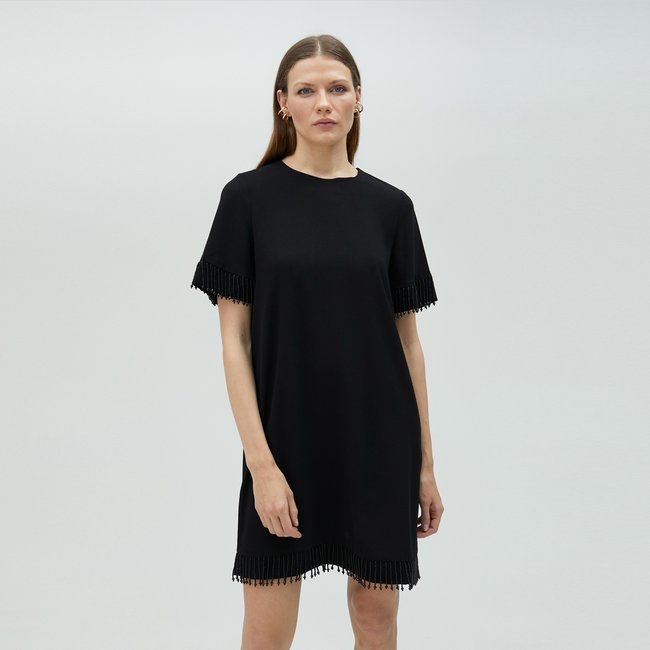 Robe courte avec franges en strass sur les manches et le bas noir <span itemprop=