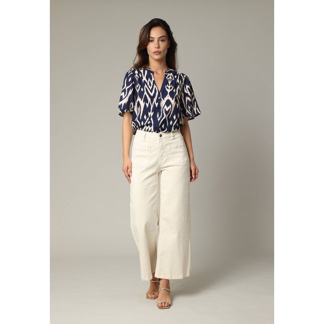 Blouse bohème en viscose à motif ethnique et encolure V VILANA marine <span itemprop=