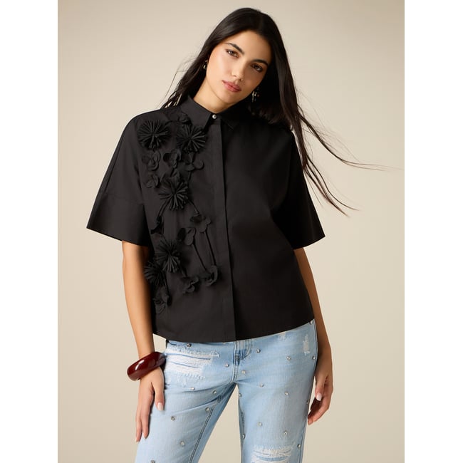 Chemise manches courtes avec applications florales noir <span itemprop=