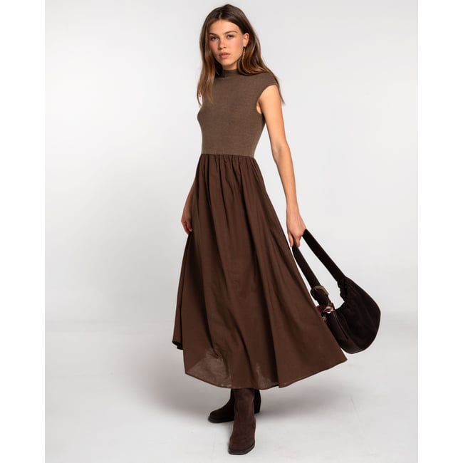 Robe marron avec haut en maille et jupe longue en tissu plat marron <span itemprop=