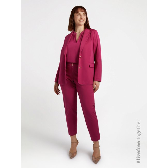 Blazer en coton, avec deux boutons-bijoux, col à revers et poches à rabat rouge <span itemprop=