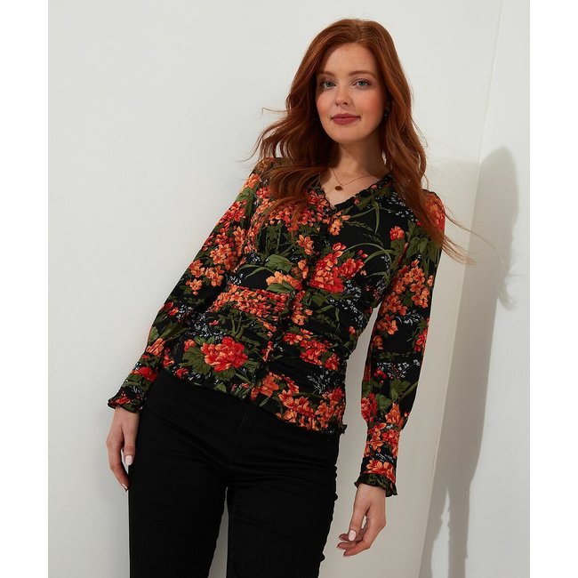 Blusa de flores con volantes estampado fondo negro <span itemprop=