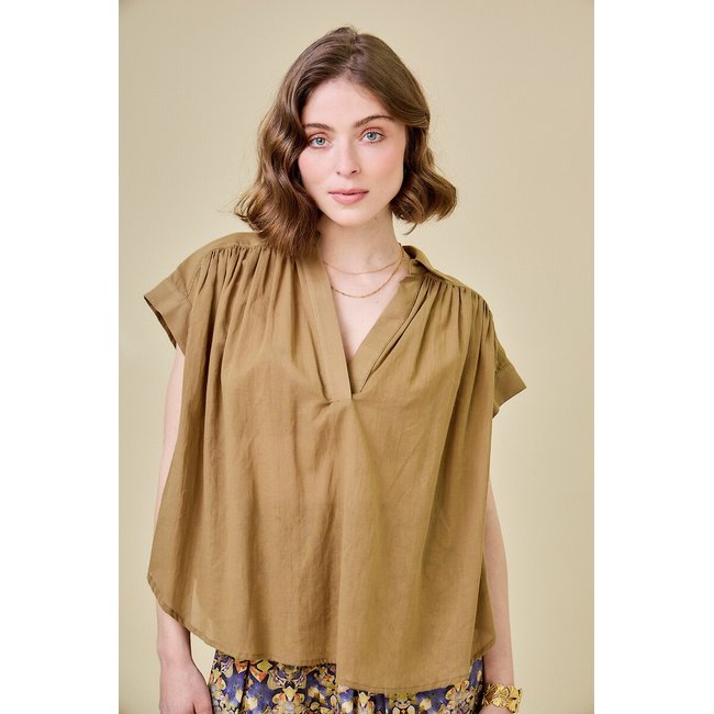 Blusa de mangas curtas, decote em V caqui <span itemprop=