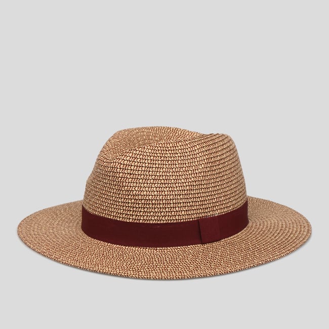 Chapeau en paille cuir <span itemprop=