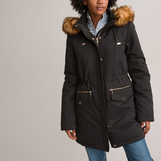 Parka com capuz preto <span itemprop=